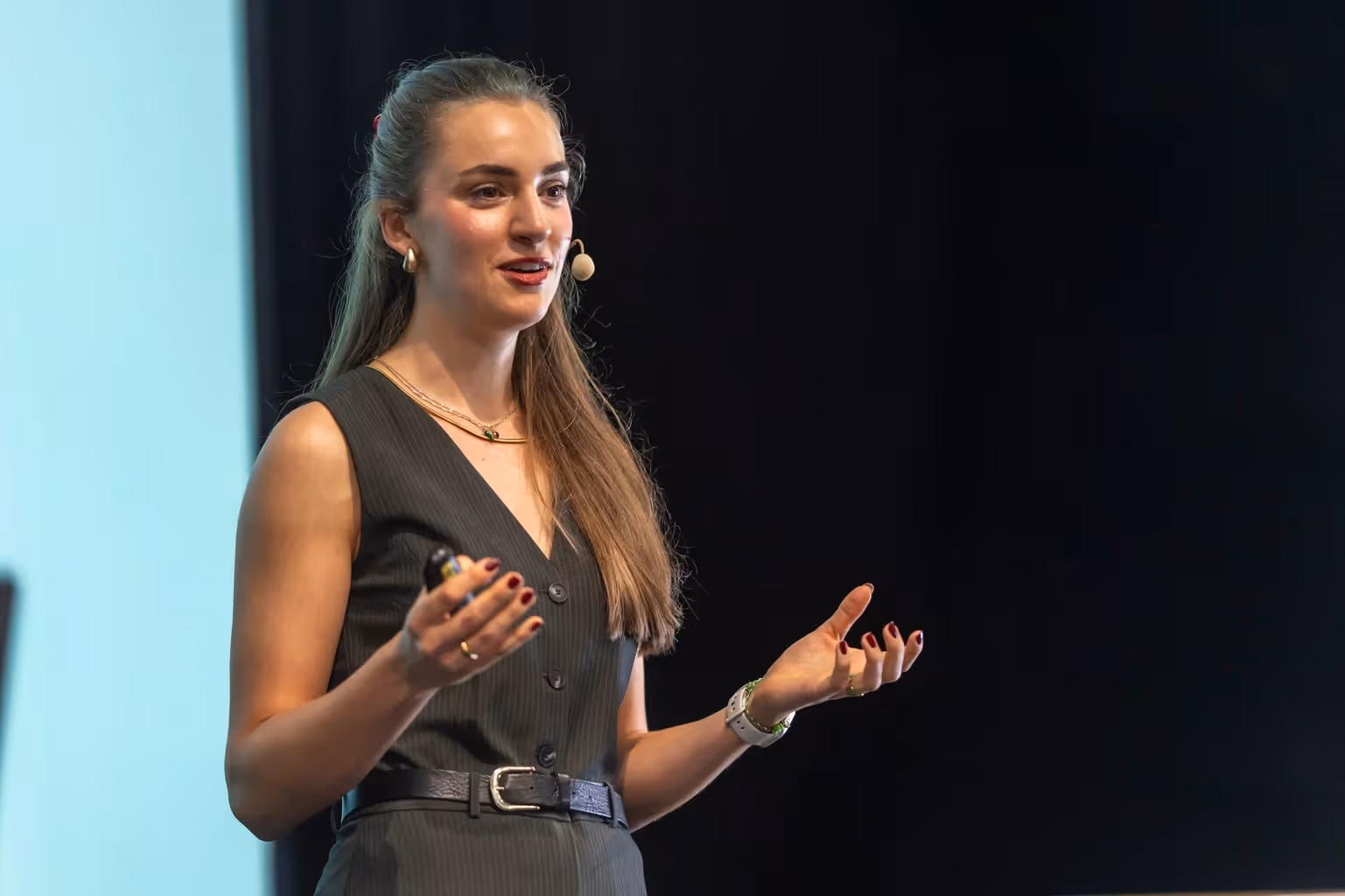 Speakerin auf der Bühne gestikuliert