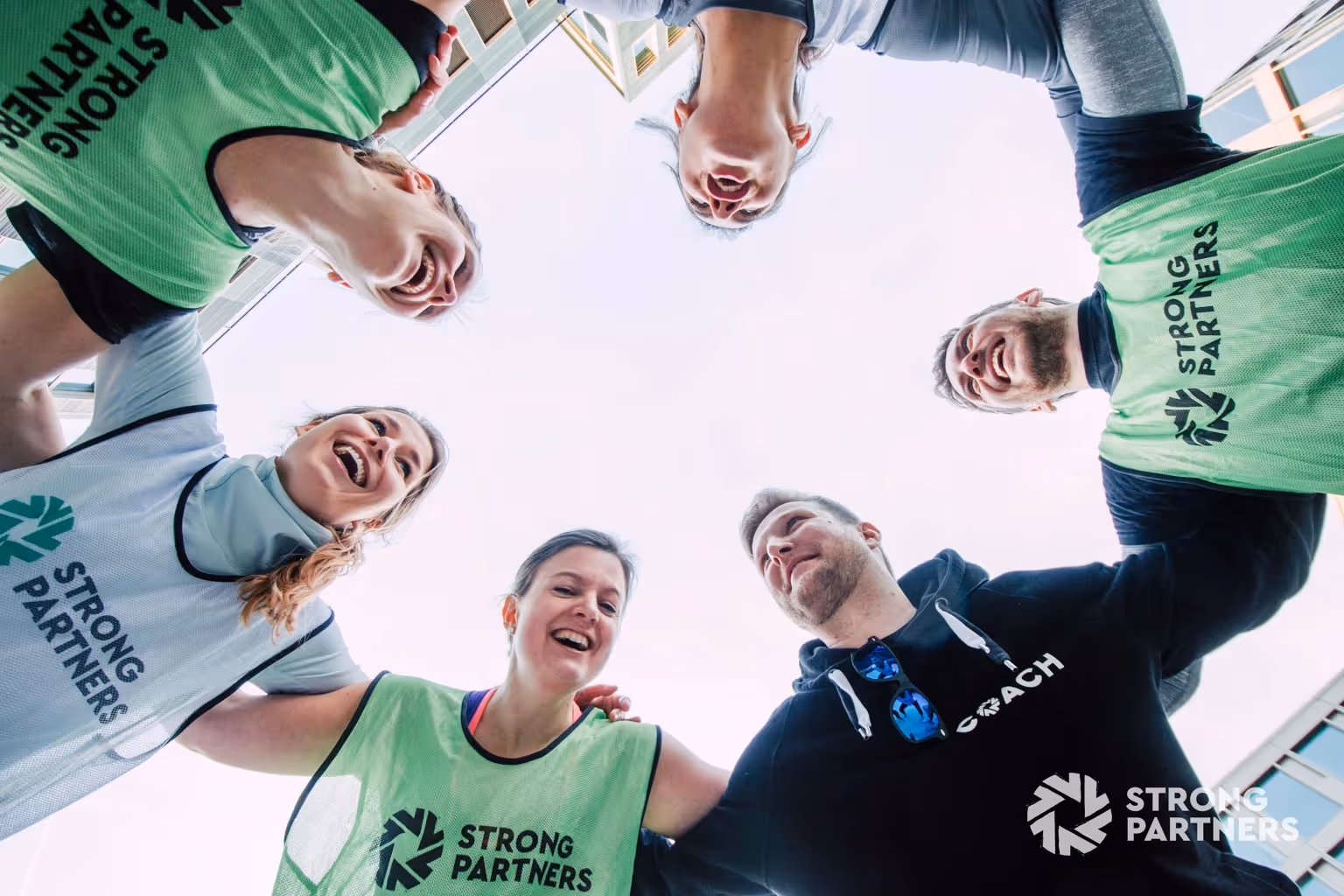 Strong Partners Coaches und Kursteilnehmer im Motivationskreis