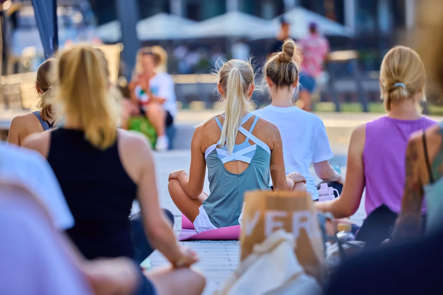 Junge Frauen sitzen entspannt im Meditationssitz