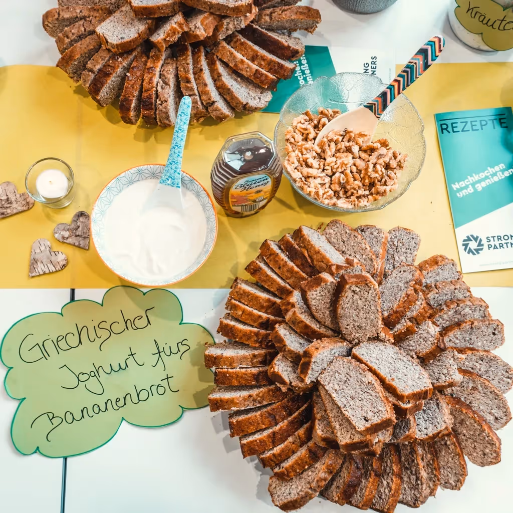 Aufgeschnittenes Brot und griechischer Joghurt als Buffet