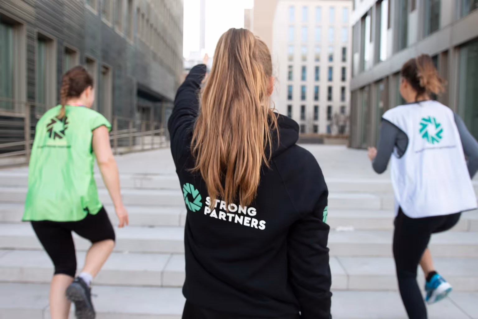 Drei Frauen von hinten beim Sport machen