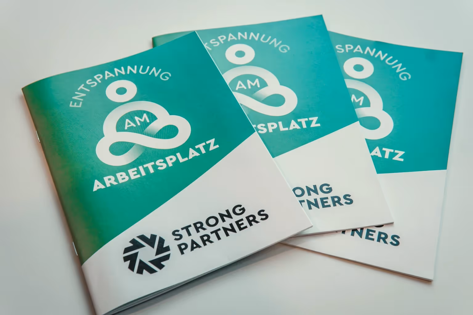 Strong Partners Flyer mit dem Titel Entspannung am Arbeitsplatz