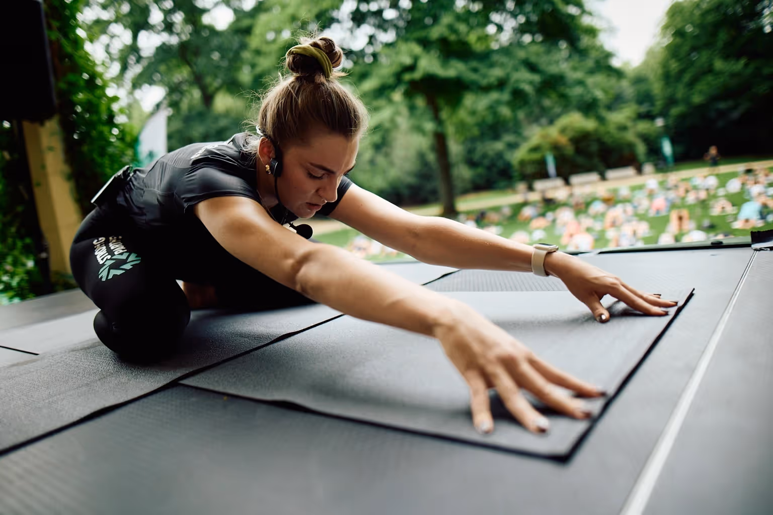 Yoga Coach auf der Matte macht eine Übung vor