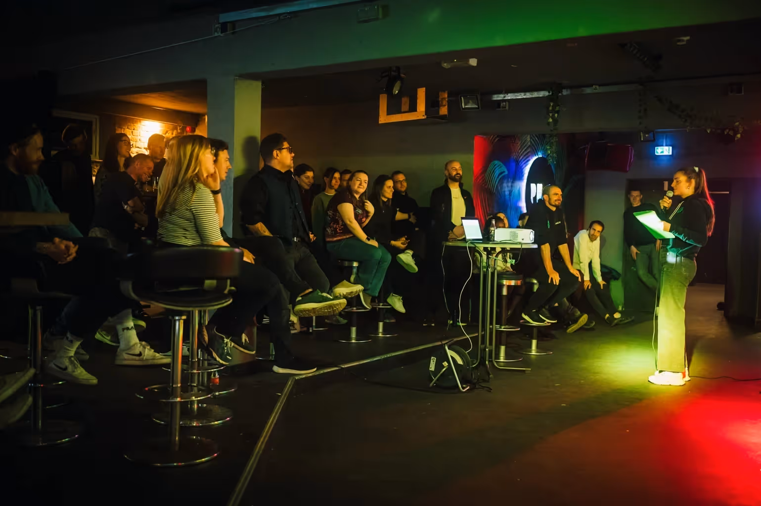 Teilnehmende bei einem Firmenevent mit interaktiven Elementen zur Talentgewinnung