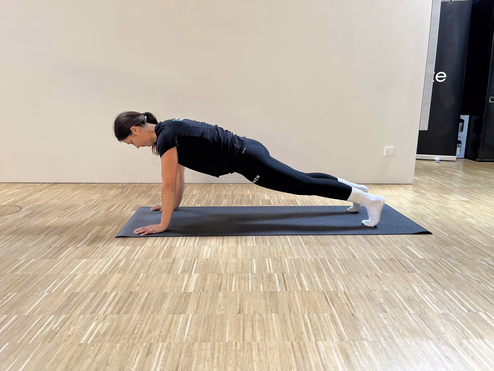 Strong Partners Coach in der Plank-Übung