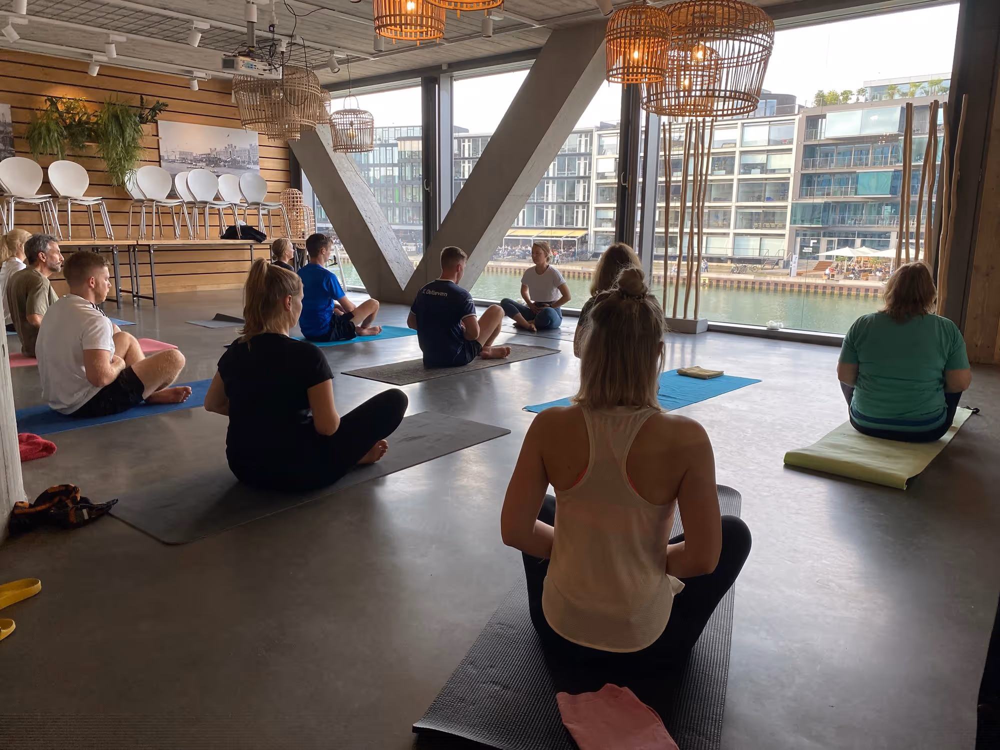 Pilates-Übungen innerhalb einer Kursstunde