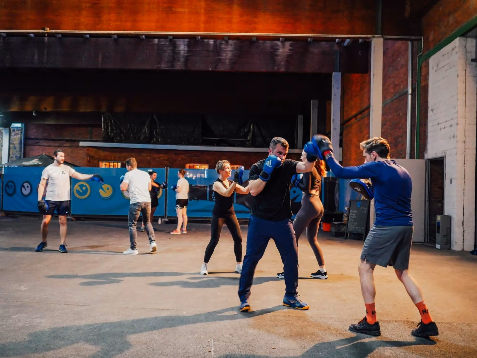 Kursteilnehmer innerhalb eines Boxkurses