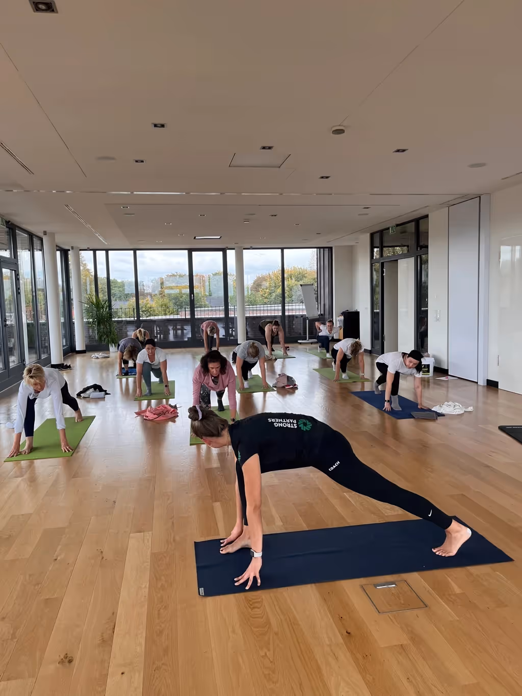 Strong Partners Coach bei einem Yoga-Kurs im Unternehmen