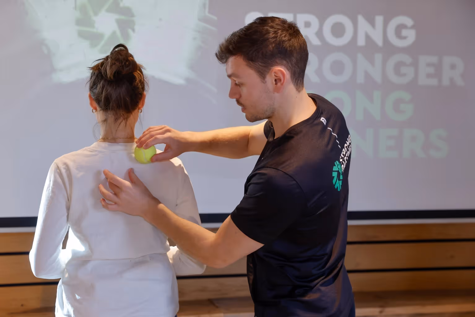 Faszientraining mit Tennisball für den Rücken