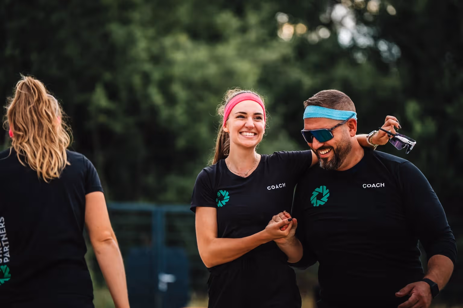 Frau und Mann im Strong Partners Shirt freuen sich