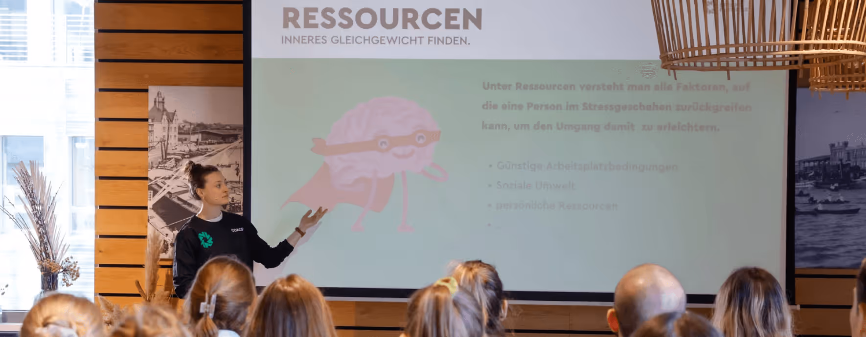 Teilnehmende bei einer Achtsamkeitsübung im Rahmen eines BGM-Workshops