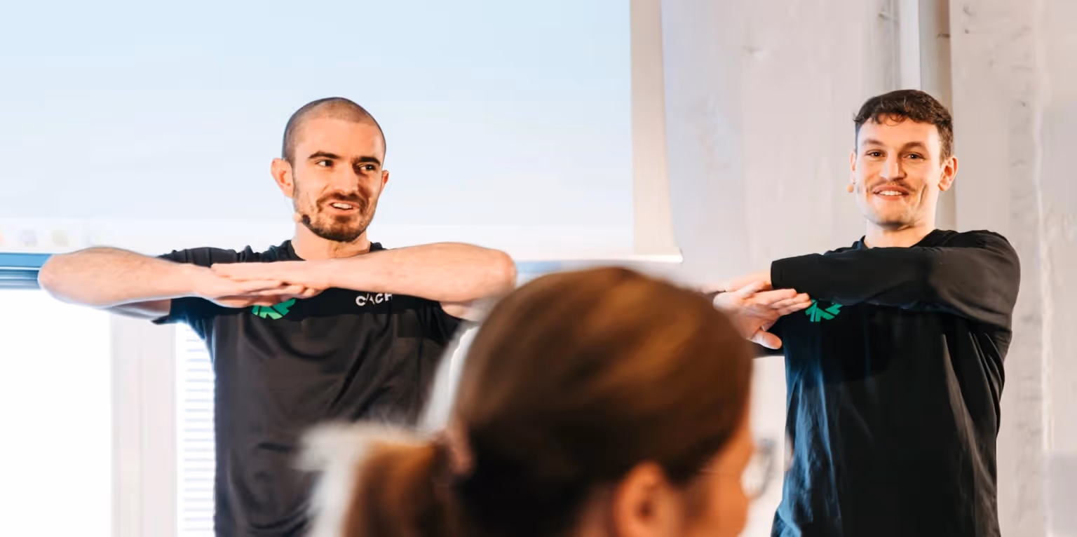 Zwei Strong Partners Coaches zeigen Aktive Pause Übungen