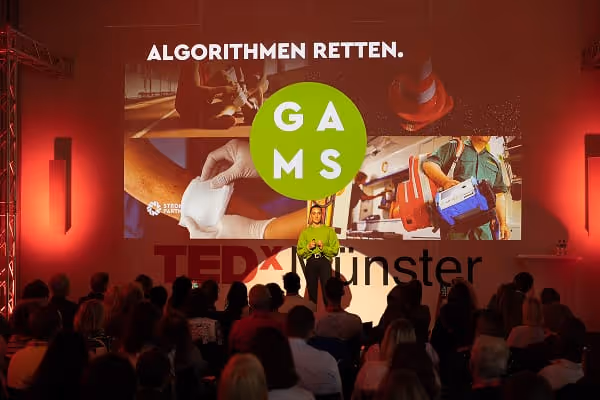 Keynote vortrag von strong partners auf einer grossen buehne mit fokus auf motiv