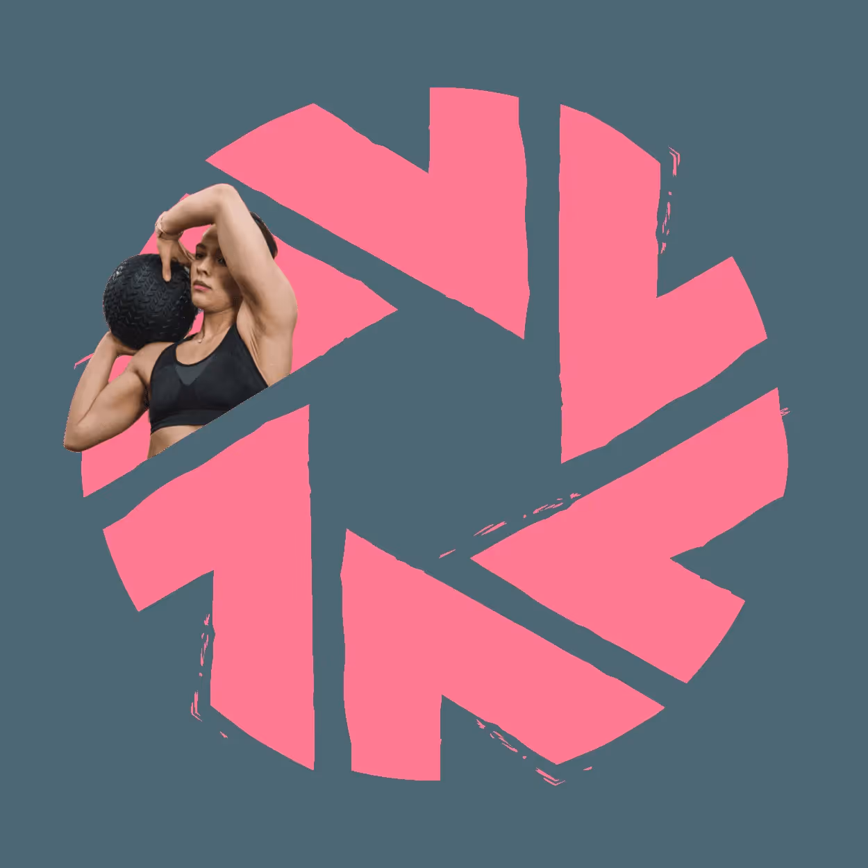 Bodyhiit training in muenster athletin fuehrt intensive kraftuebung mit medizinb
