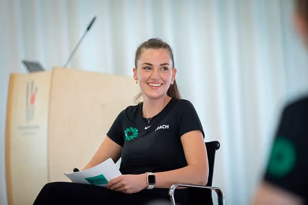 Speakerin von strong partners im gespraech mit dem publikum nach einer keynote