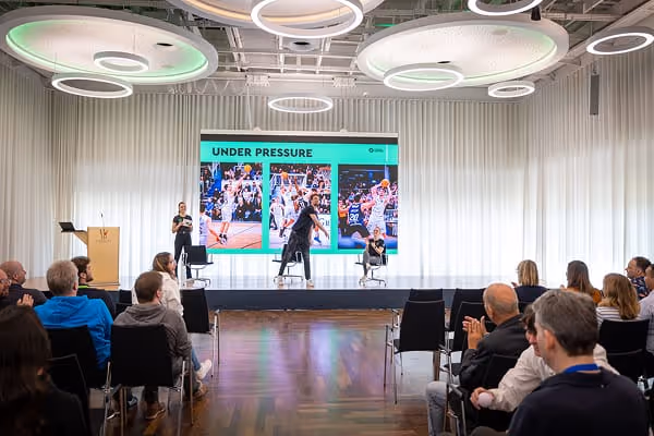 Gesundheits event mit buehnenprogramm und fachvortrag vor publikum in moderner e