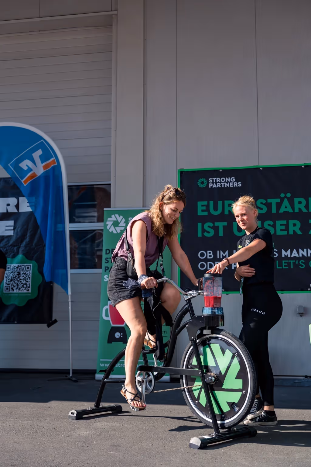Strong Partners Mitarbeiterin leitet Networking-Session bei einem Recruiting Event