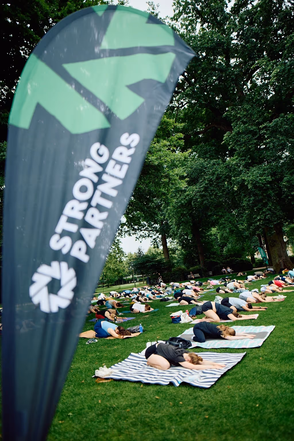 Yoga event mit gesunden snacks und team entspannung am dranlaendersee