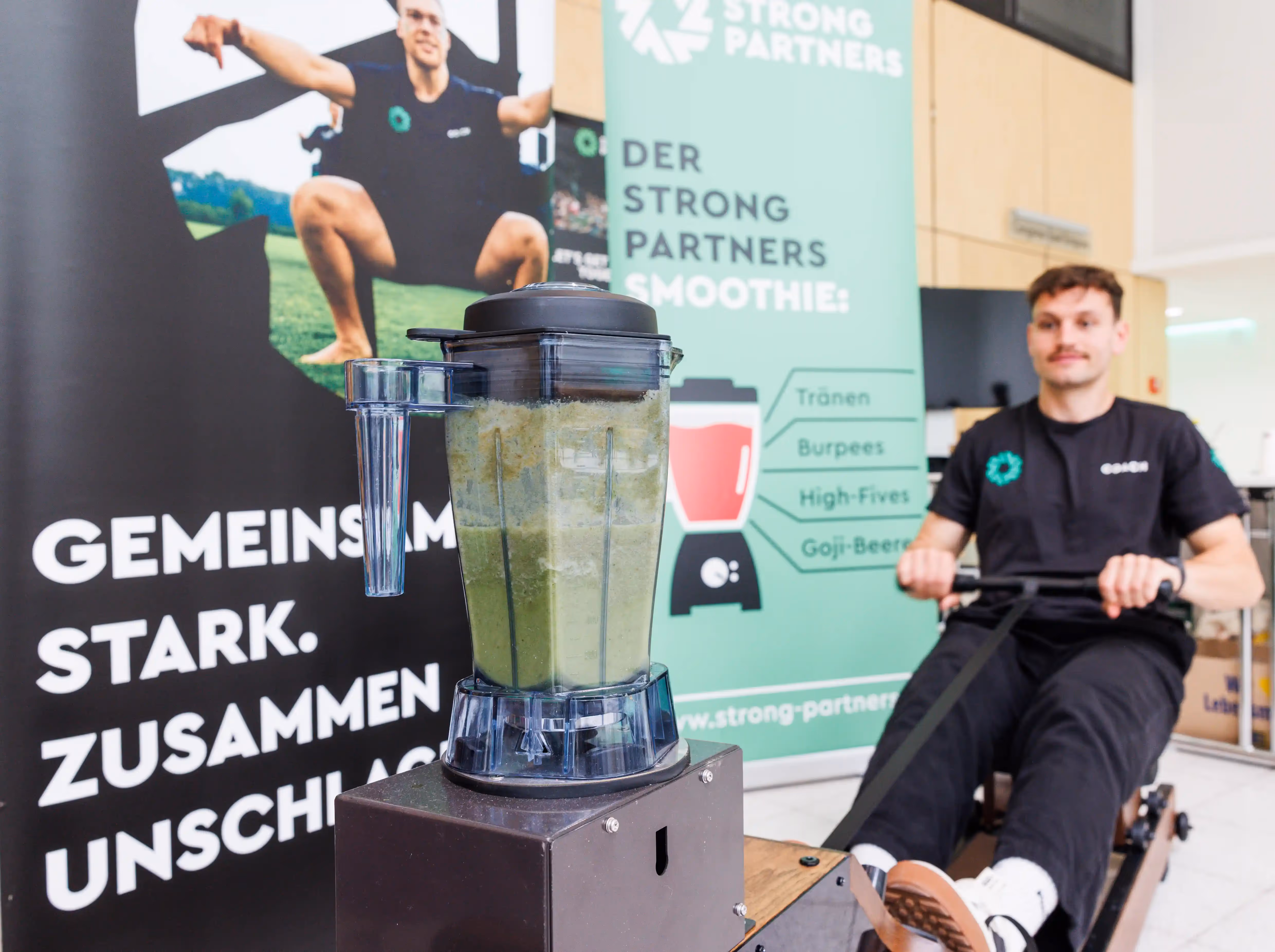 Raoul Lacalandra nutzt den Smoothie Rower und im Mixer ist ein grüner Smoothie zu sehen