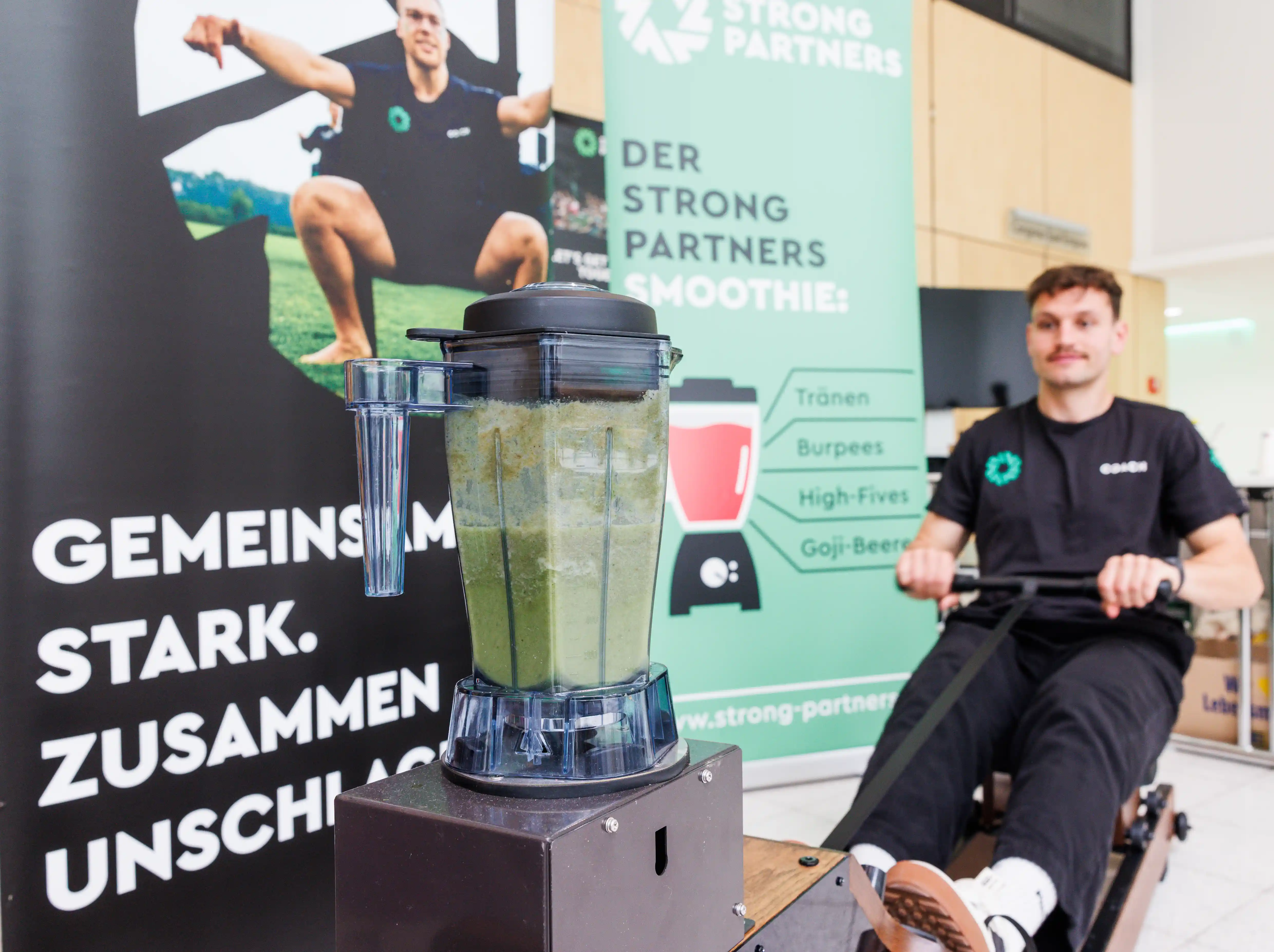 Raoul Lacalandra nutzt den Smoothie Rower und im Mixer ist ein grüner Smoothie zu sehen