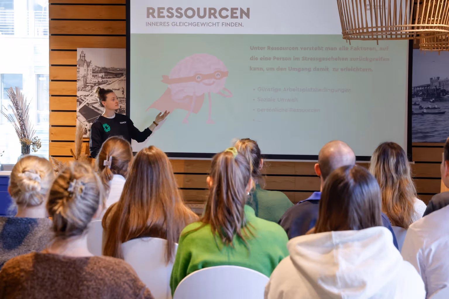 Keynote vortrag von strong partners auf einer grossen buehne mit fokus auf motiv