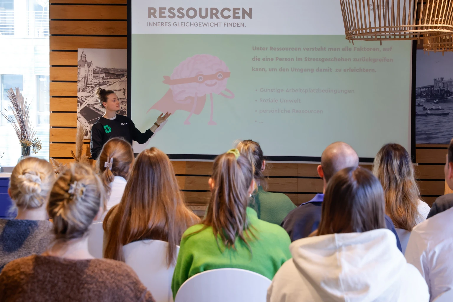 Strong Partners Coach bei einer Präsentation zu mentaler Gesundheit vor Publikum
