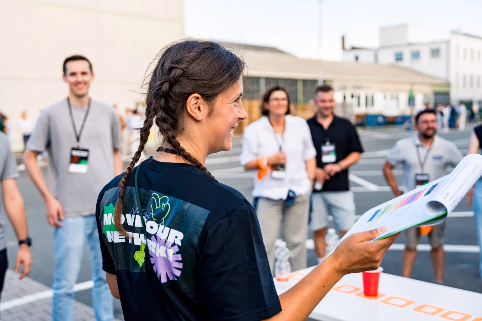Junge Frau moderiert das Teambuilding