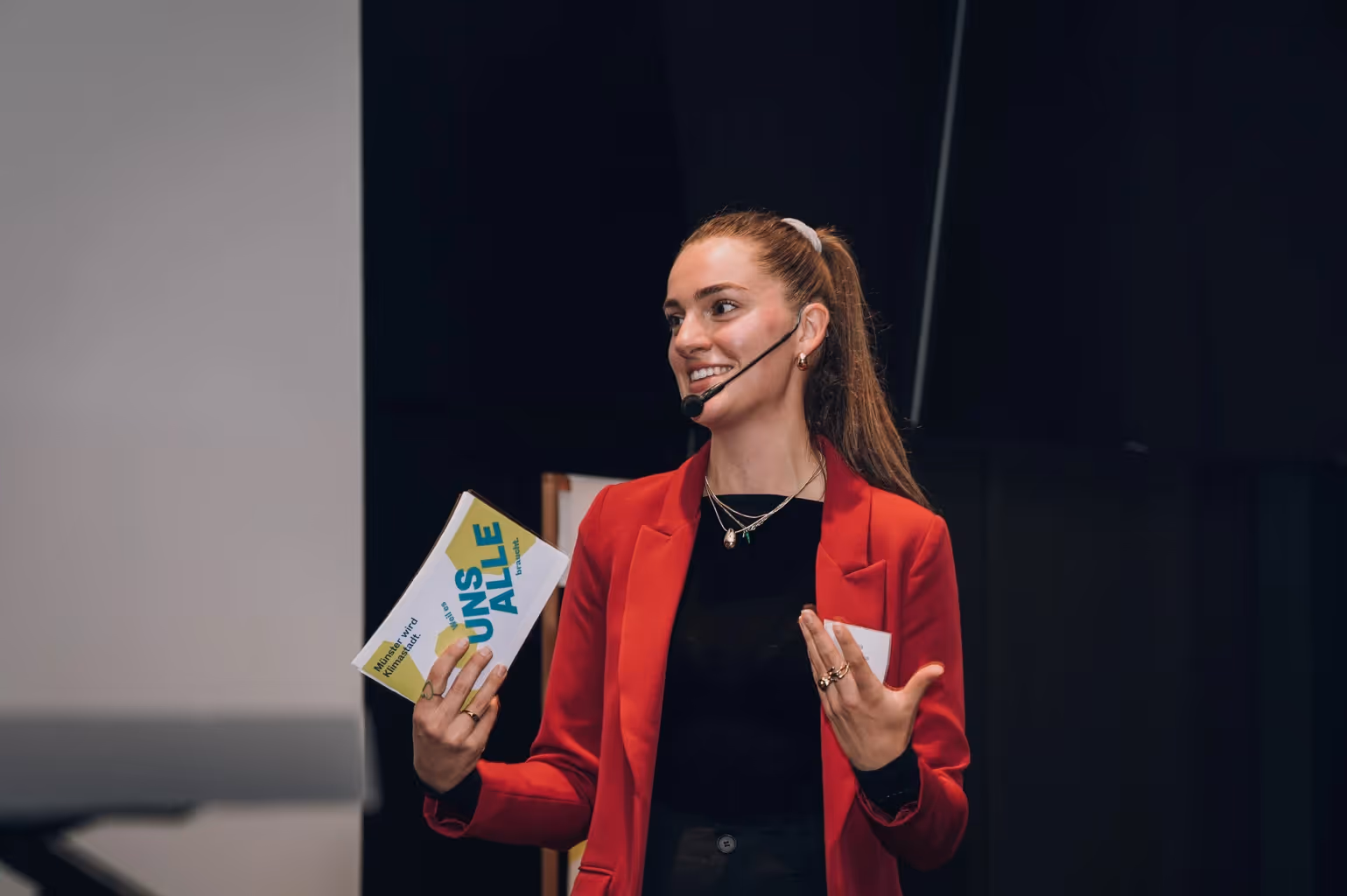 Keynote vortrag von strong partners auf einer grossen buehne mit fokus auf motiv