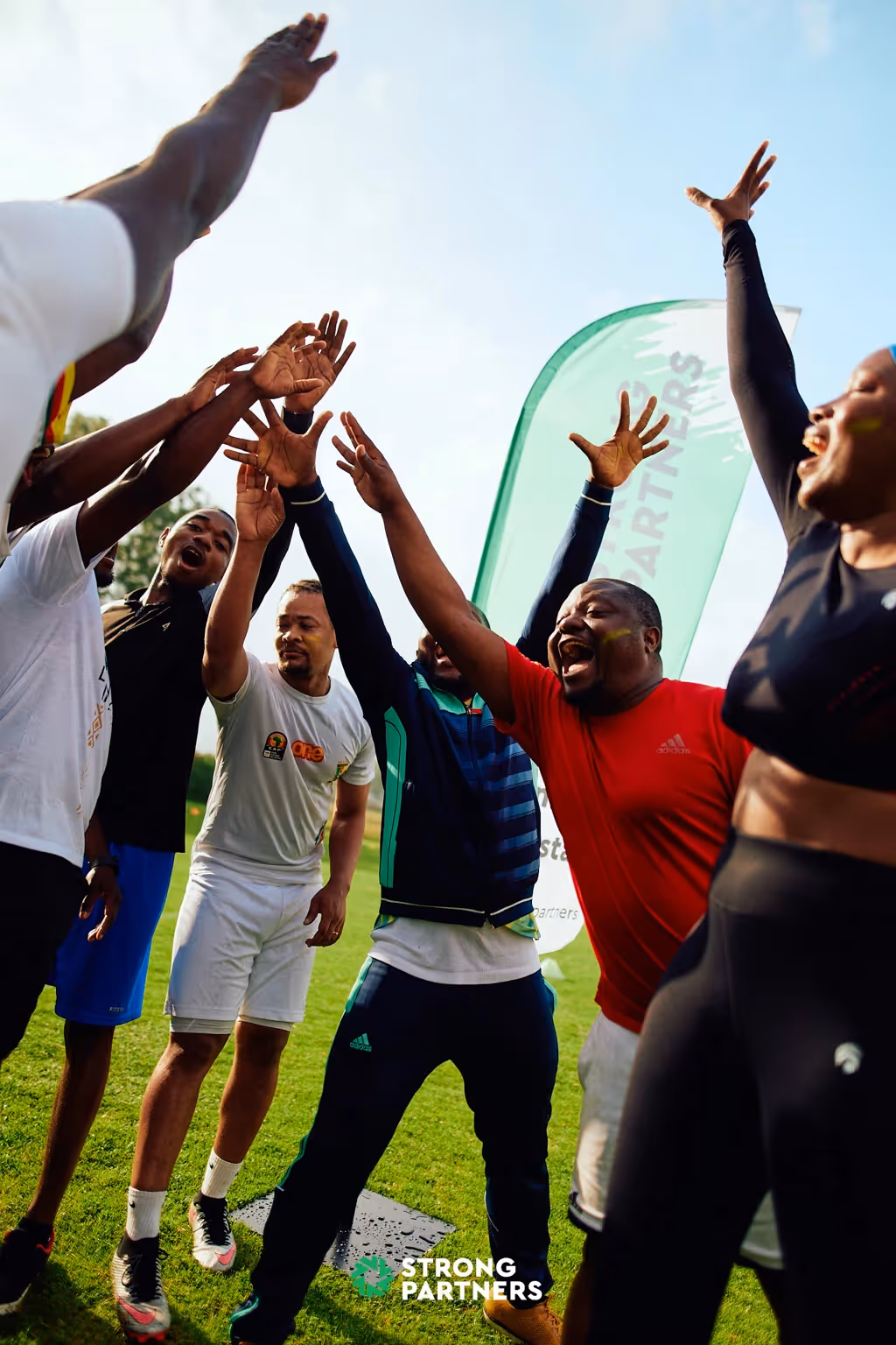 Motivierte Gruppe junger Menschen jubelt beim Sport