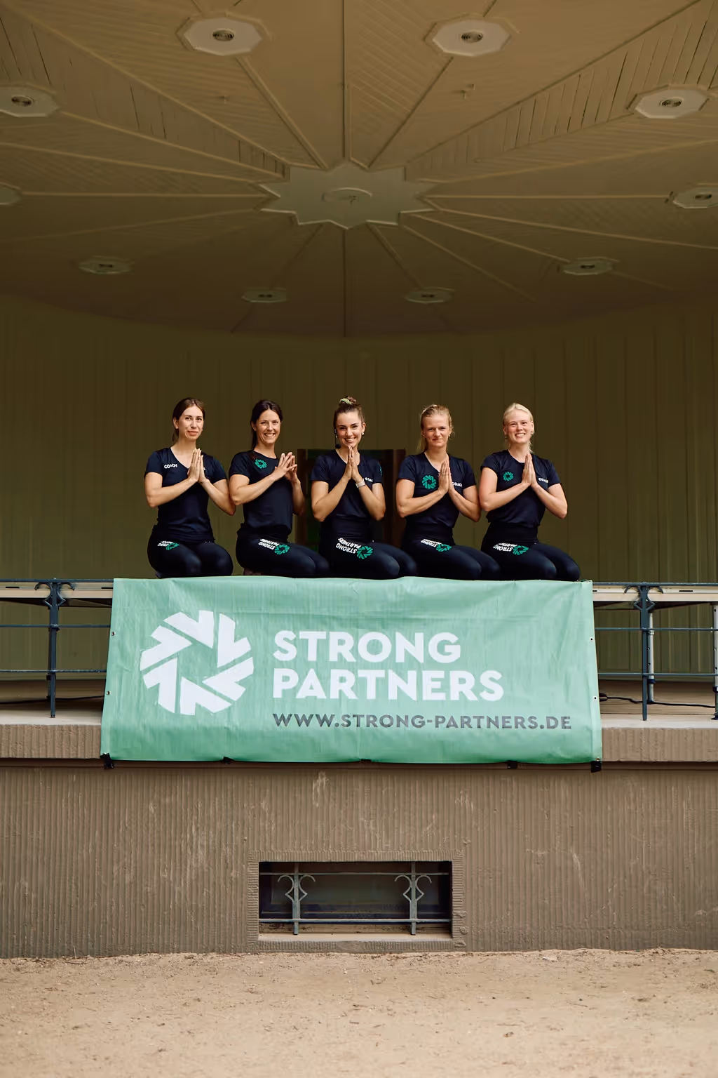 Strong Partners Yogalehrerinnen auf einer Bühne