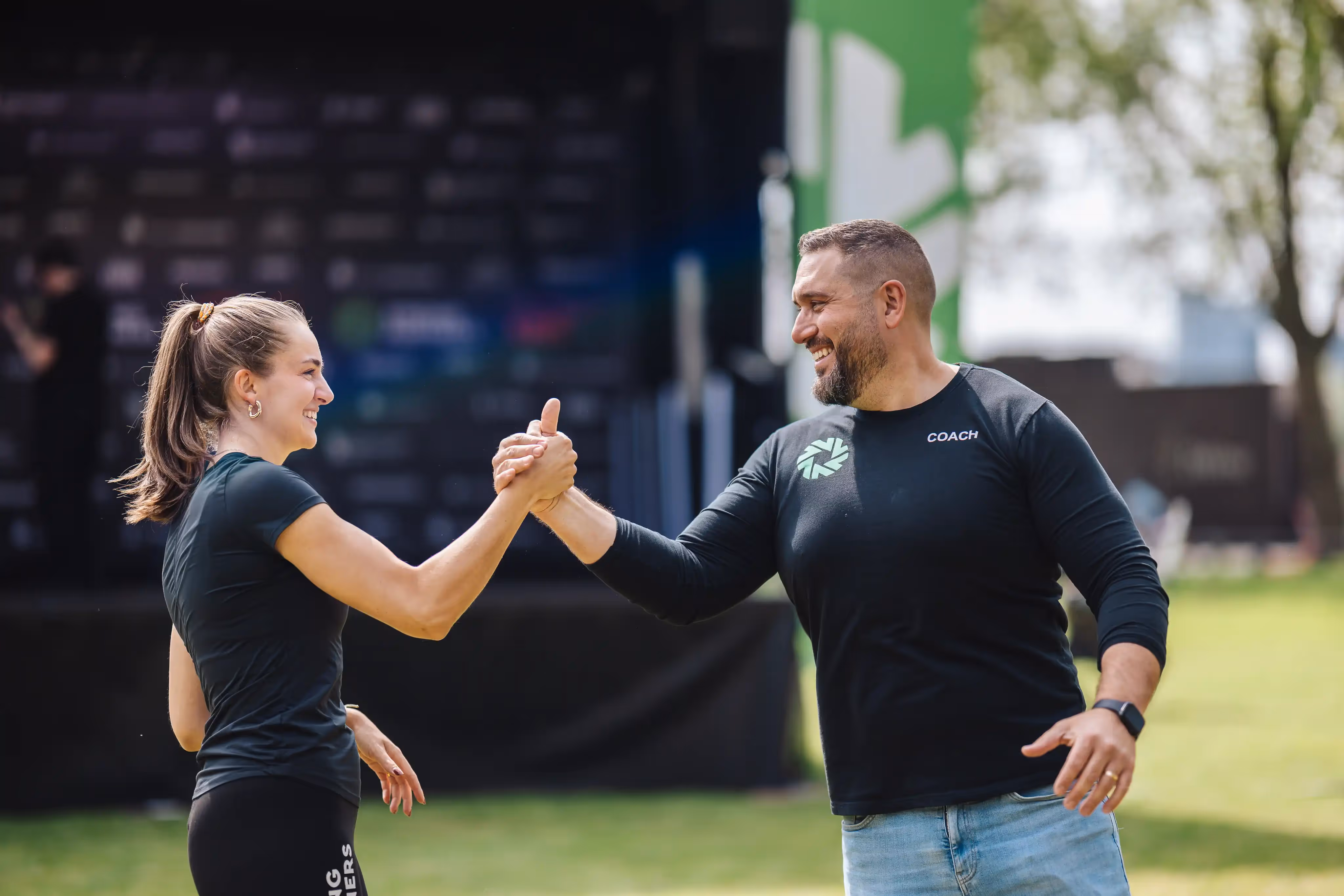 Paula Menninghaus und Johannes Yazigi beim Abschlagen beim Wings for Life World Run