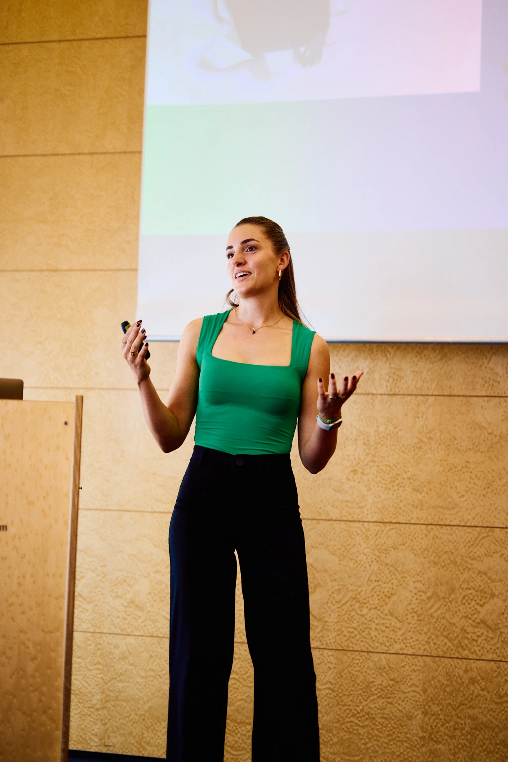 Paula Menninghaus auf einer Bühne bei einer Keynote