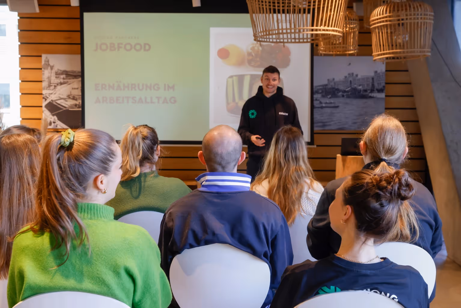 Strong Partners Coach bei einer Jobfood Präsentation vor Publikum