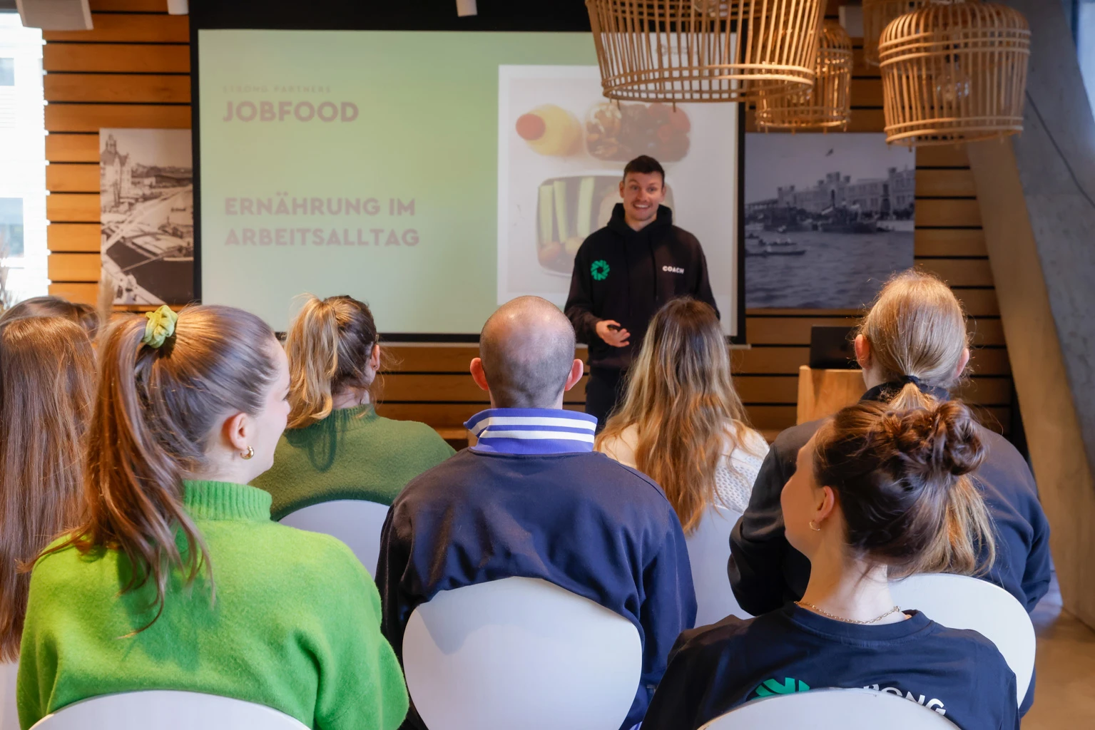 Strong Partners Coach bei einer Jobfood Präsentation vor Publikum