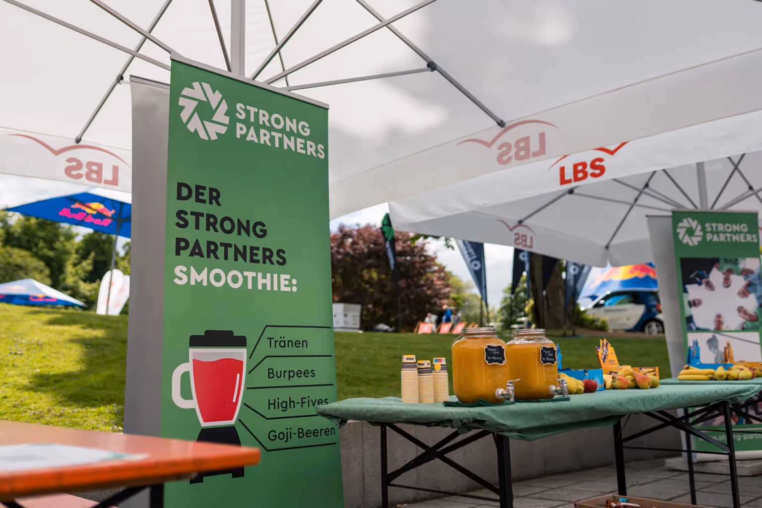 Säfte, Smoothies und Snacks auf einem Buffet bei einer Veranstaltung