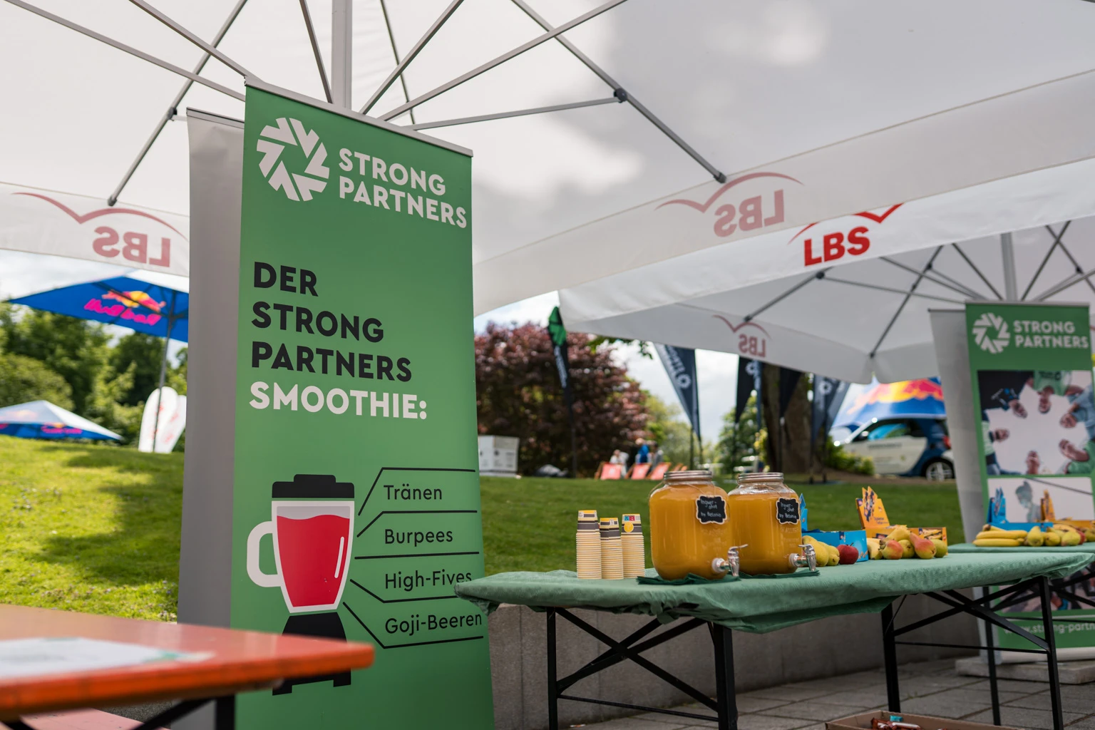 Säfte, Smoothies und Snacks auf einem Buffet bei einer Veranstaltung