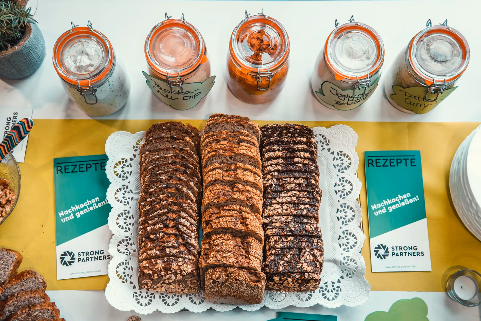 Brot und Aufstriche mit Kennzeichnung liegen auf einem Tisch