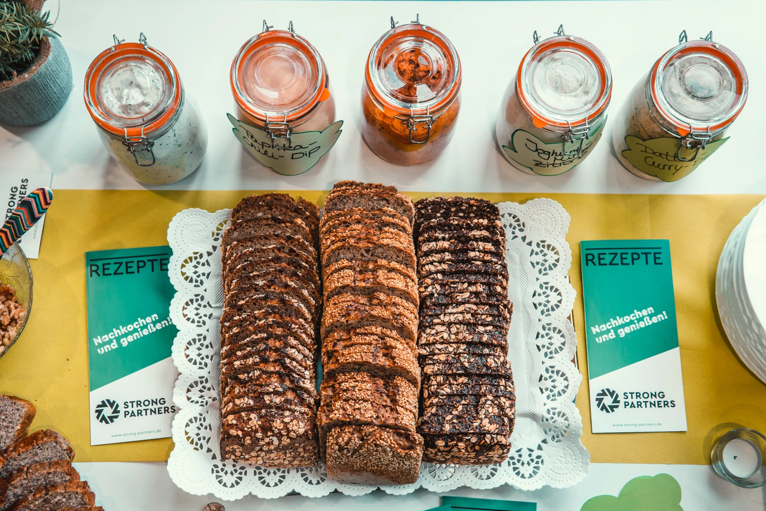 Brot und Aufstriche mit Kennzeichnung liegen auf einem Tisch