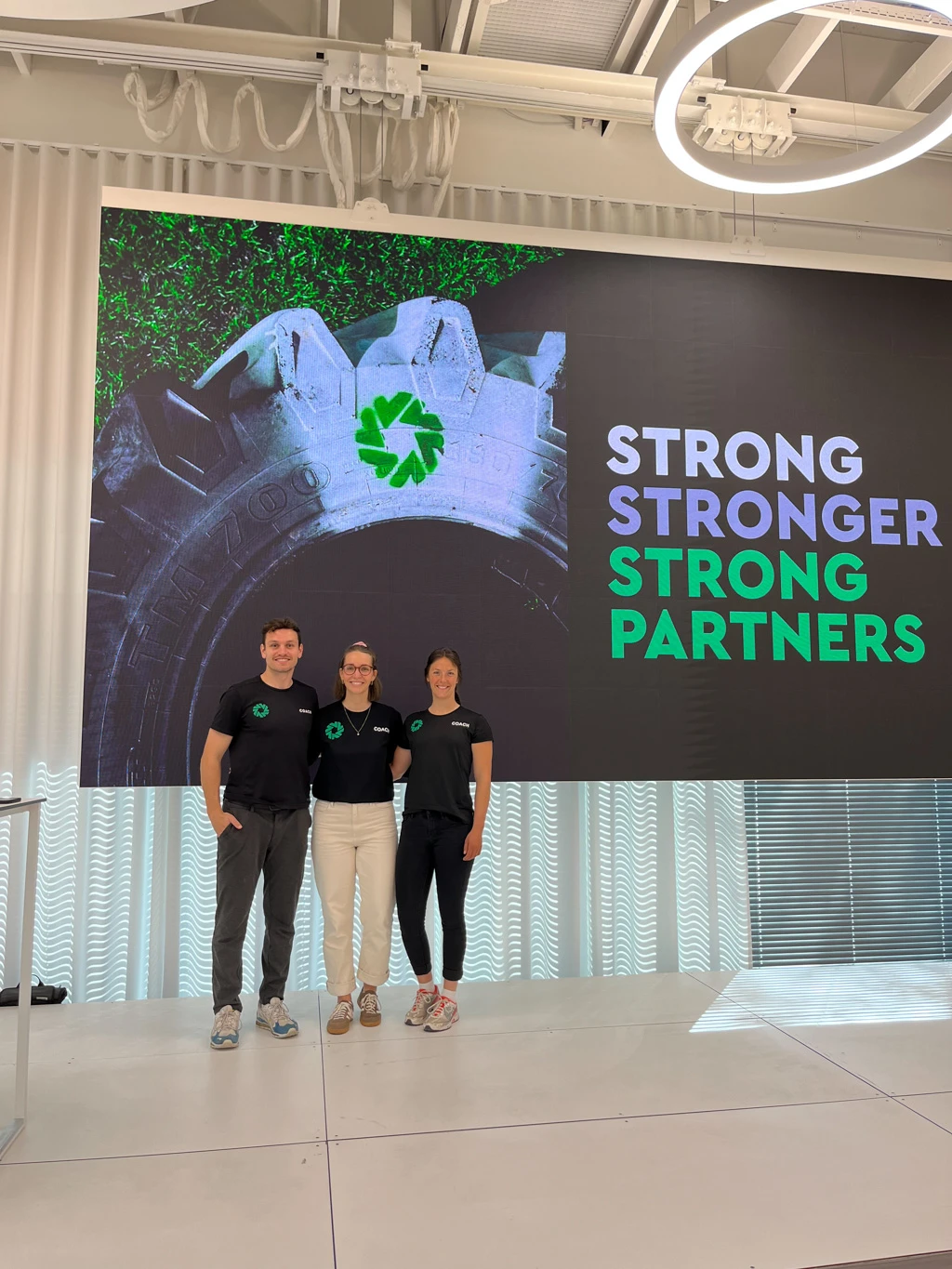 Strong Partners Team vor einer Präsentation
