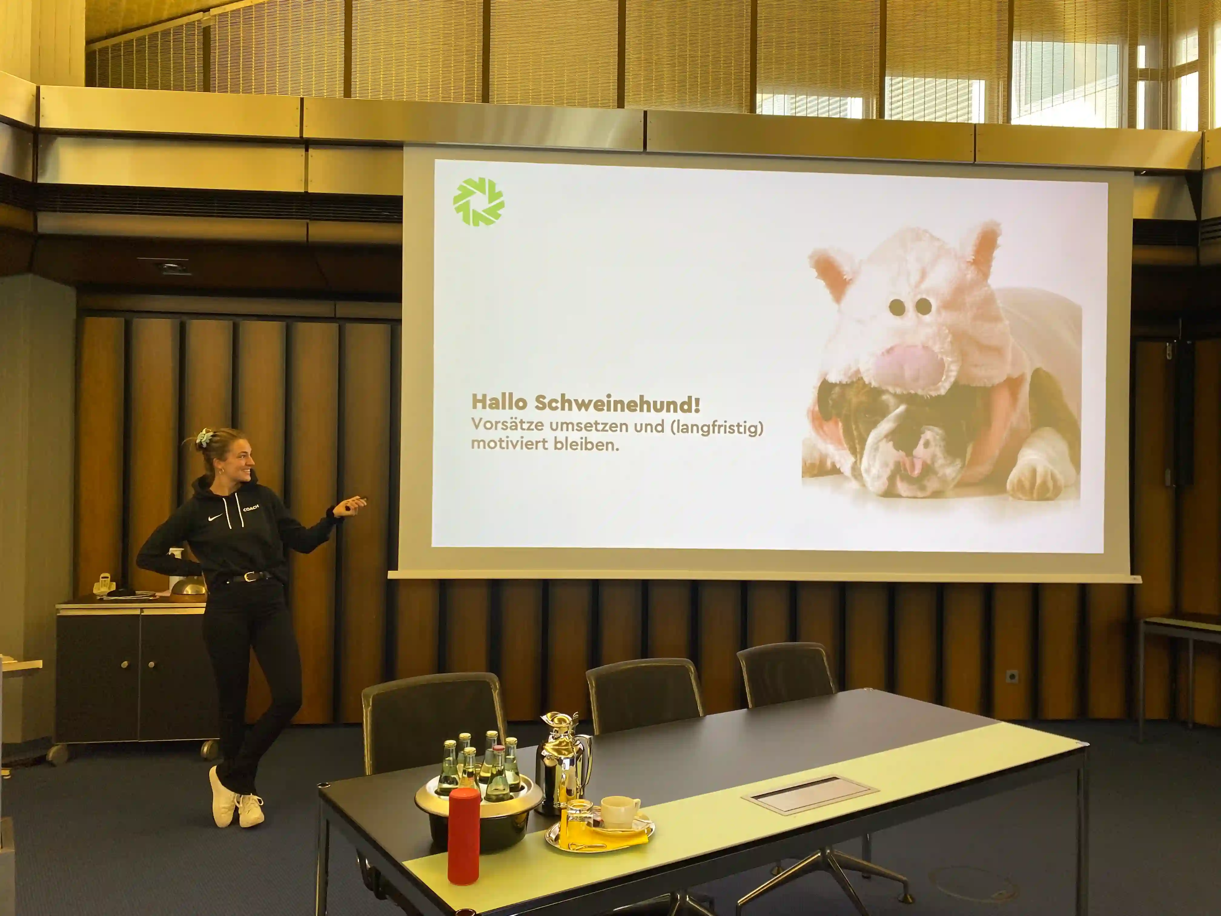 Interaktive Keynote Hallo Schweinehund Neujahrsvorsätze und Motivation für Mitarbeitende bei einem Unternehmens-Gesundheitstag mit Strong Partners