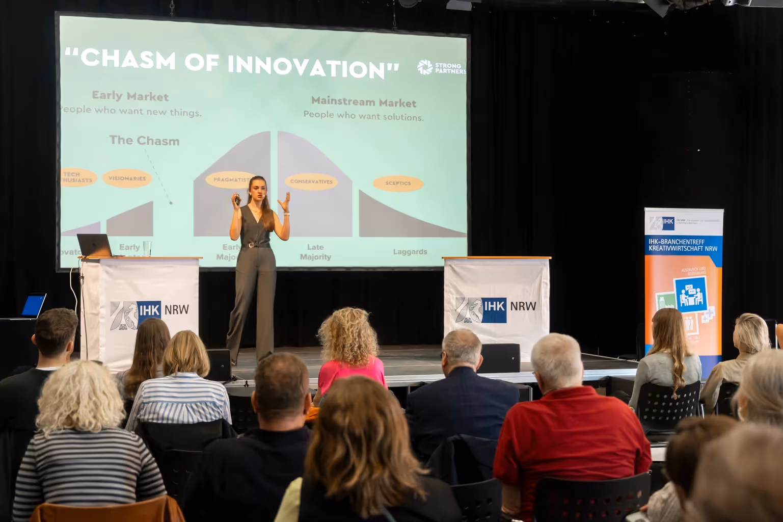 Paula Menninghaus bei der Präsentation ihrer Networking Keynote