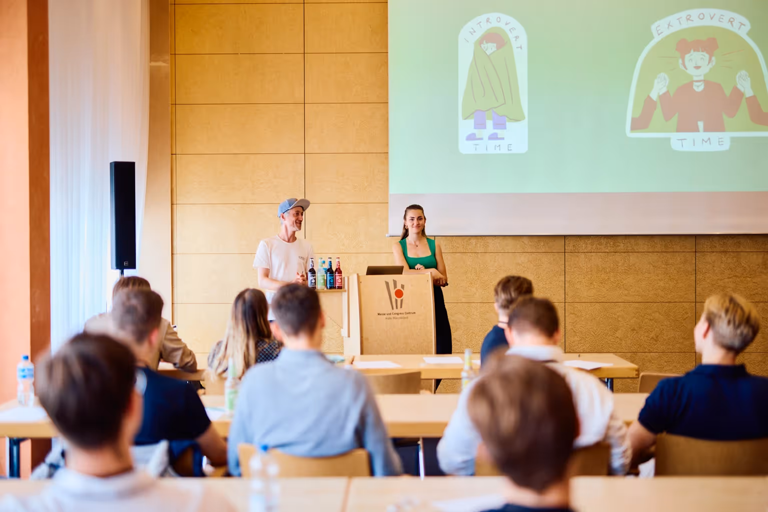Paula Menninghaus während einer Keynote vor Publikum