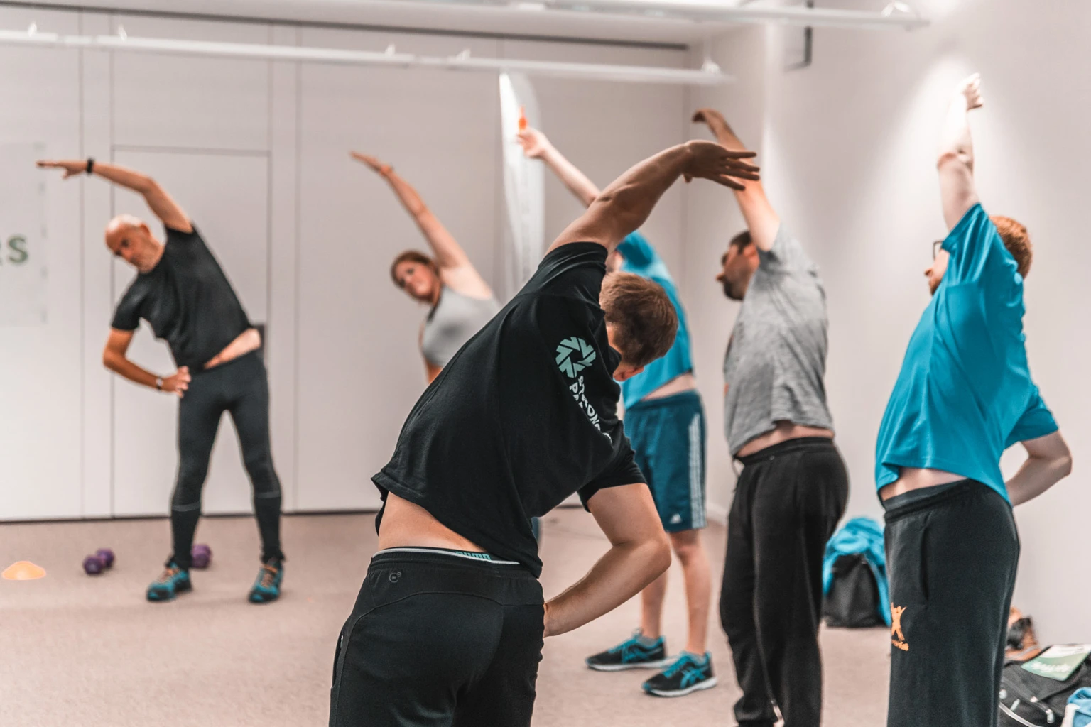 RückenFit Kurs in einem Unternehmen, angeleitet von einem Strong Partners Coach