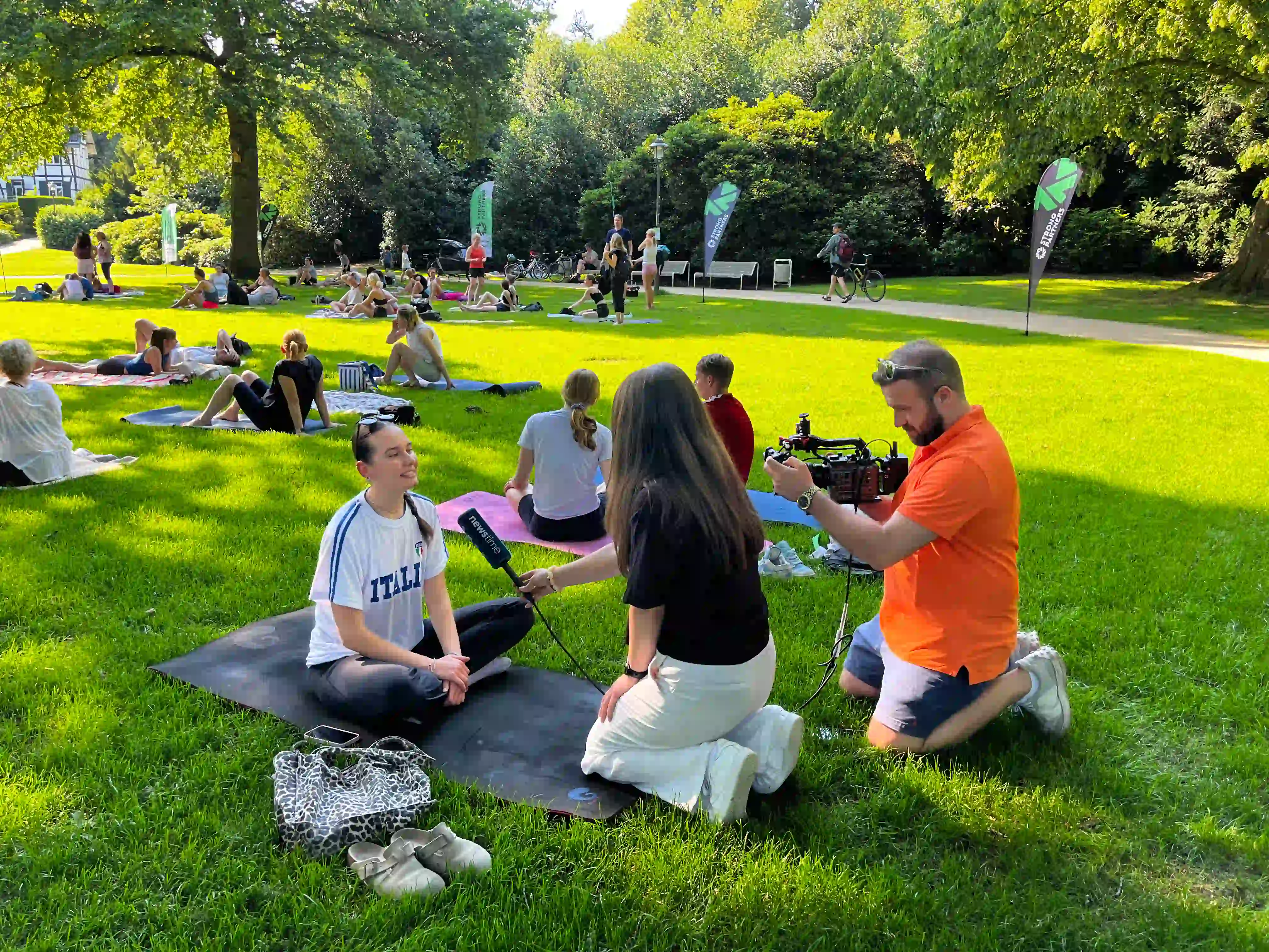 Prosieben-Sat1-Kabel1-Medienteam beim Interviewen einer Yoga-Teilnehmerin