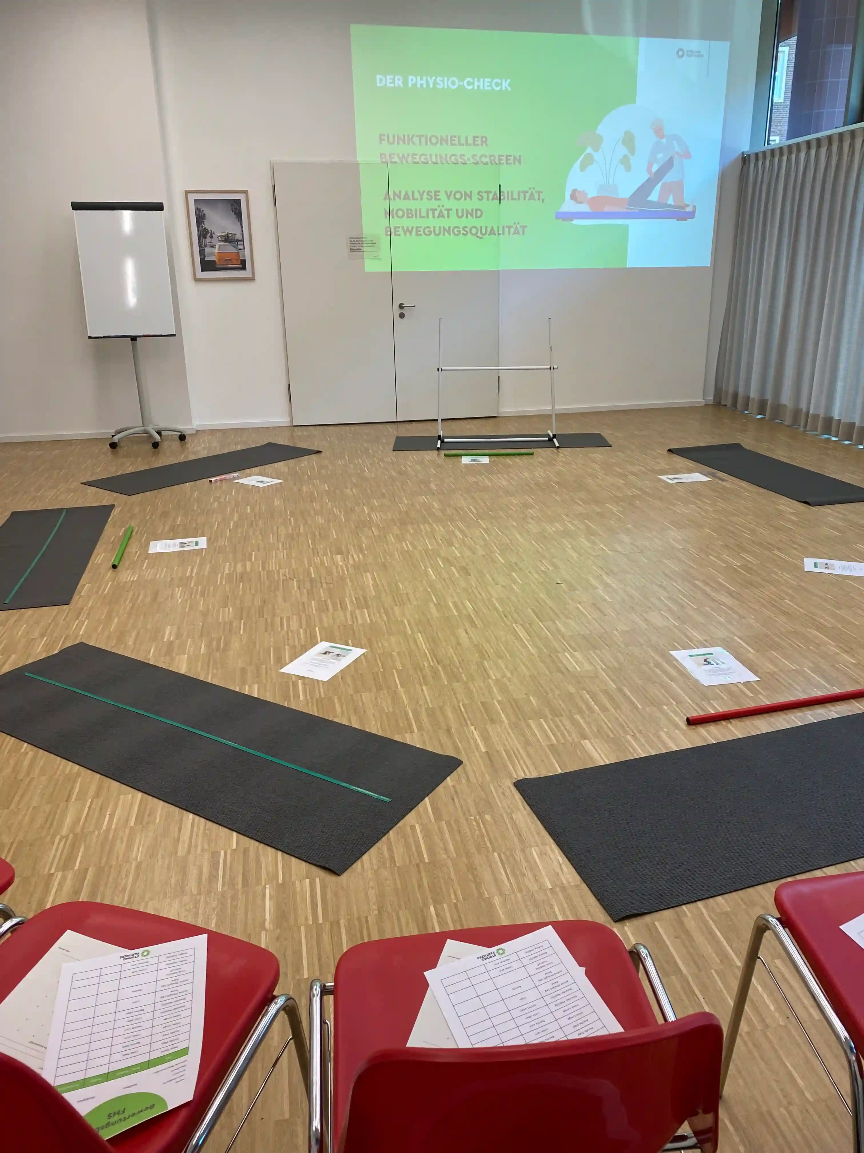 Leerer Raum vorbereitet für den Physio Check von Strong Partners