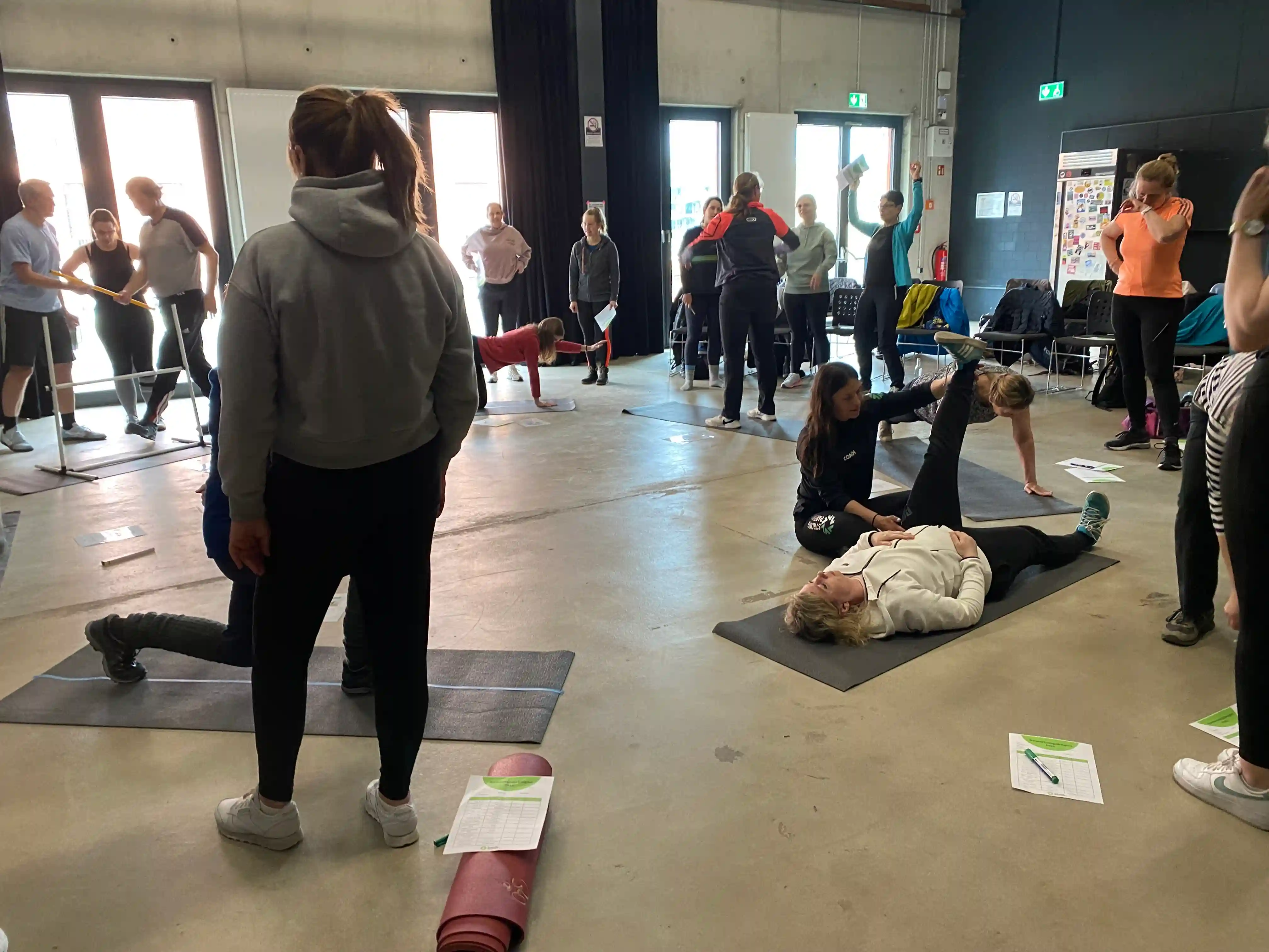 Raum voll Mitarbeitenden bei einem Physio Check mit Strong Partners