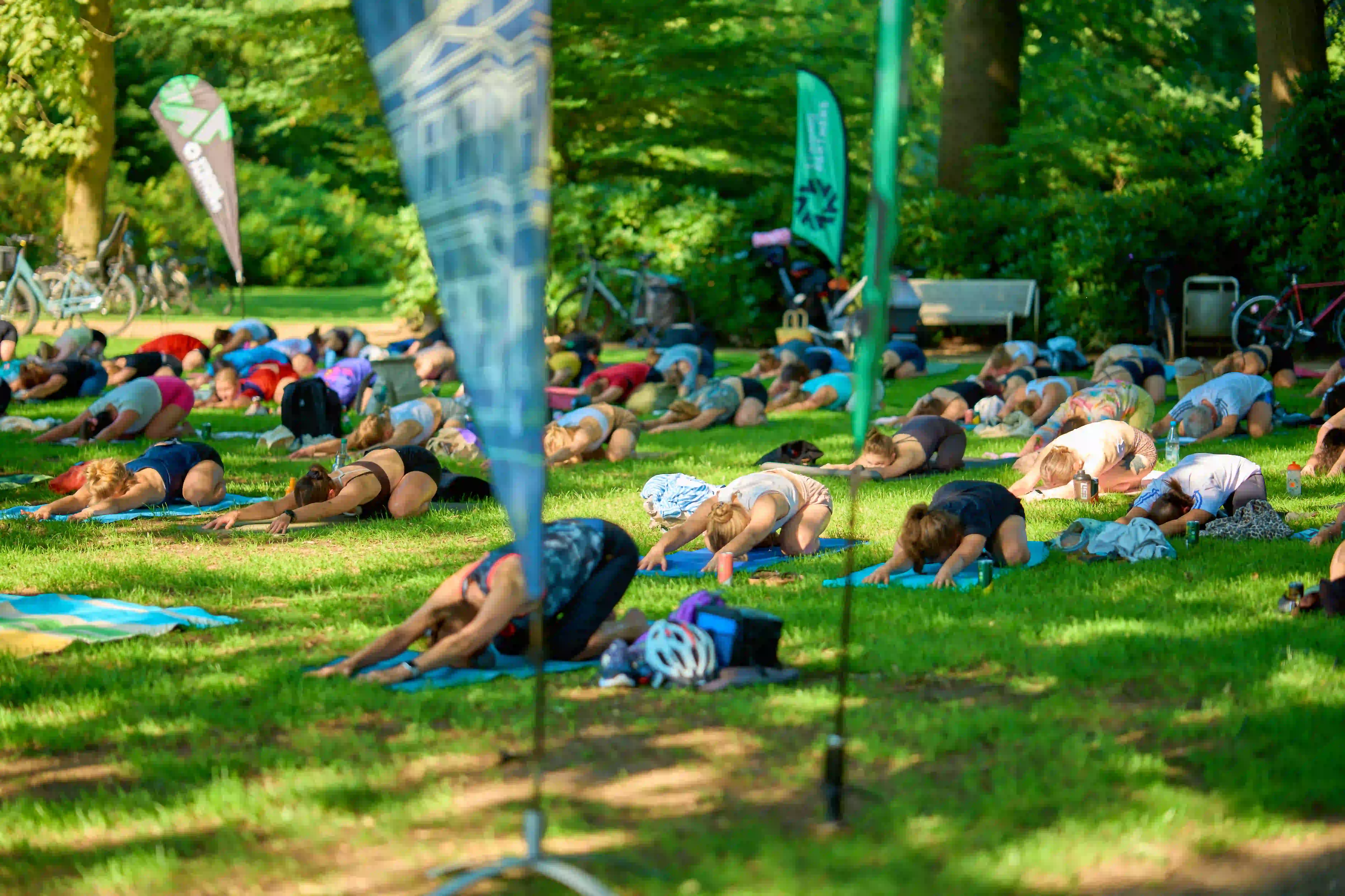 Frauen beim Yoga machen beim Sundowner Yoga Picknick in Münster