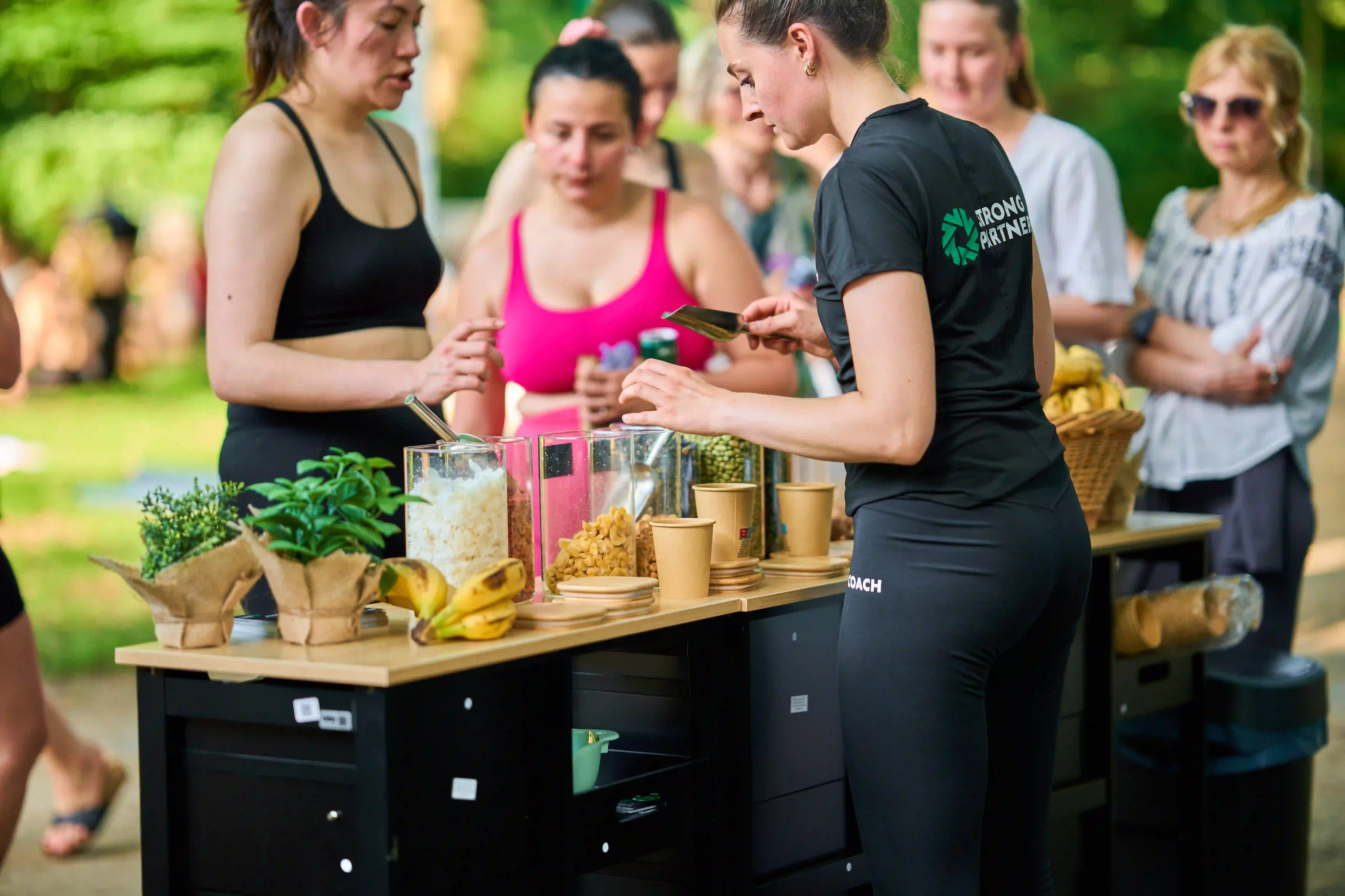 Strong Partners Coach beim Bedienen an der Brainfood-Theke