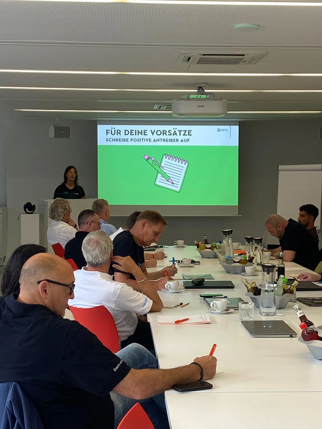 Workshop-Situation bei einem Unternehmen mit Strong Partners