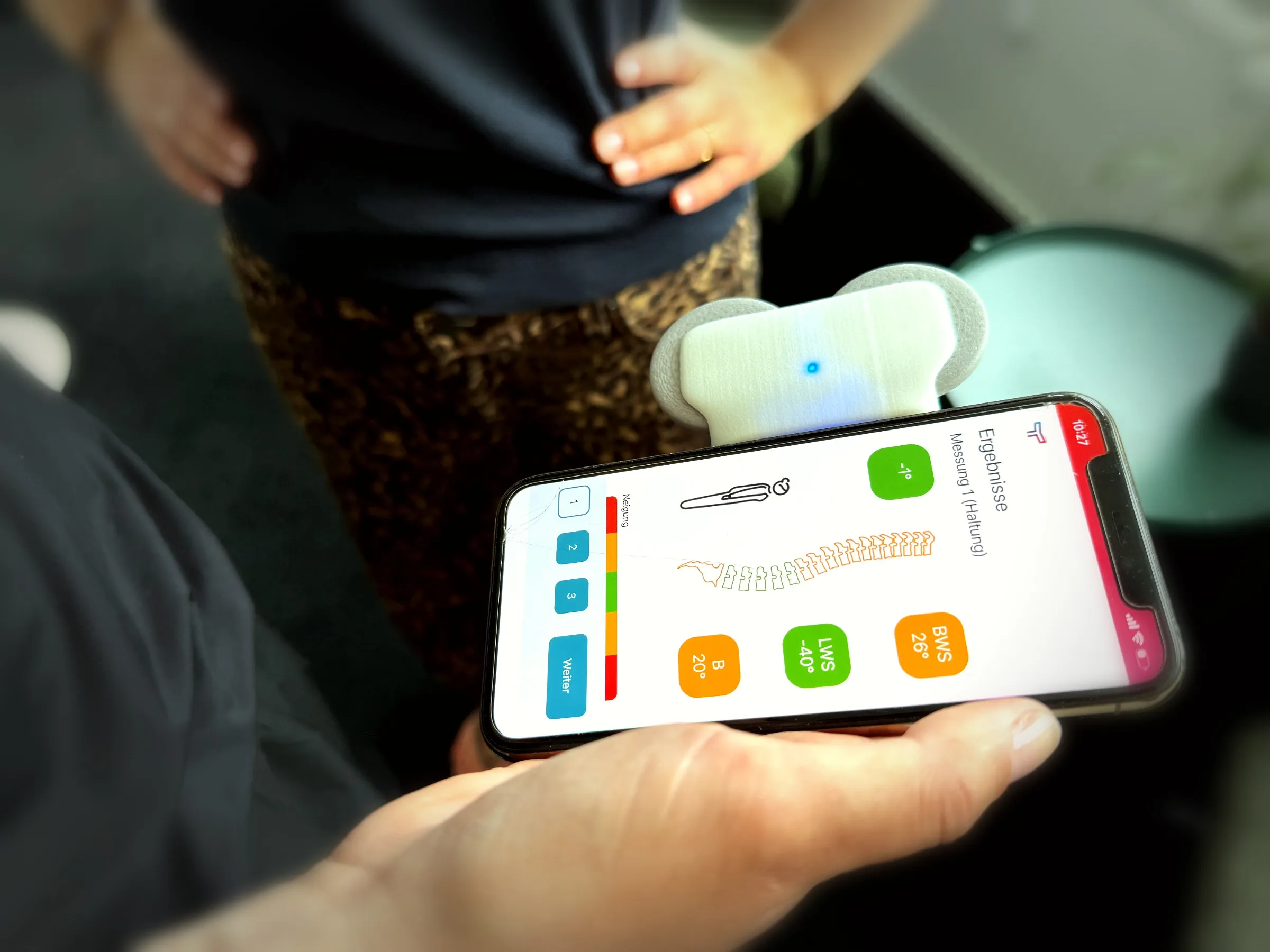 Ergebnisbildschirm der Haltungsmessung mit Wirbelsäulen-Grafik und Winkelwerten (BWS, LWS) in der App.